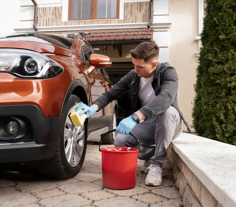 Lavage auto à domicile Roquefort-des-Corbières : professionnel intervenant sur un véhicule